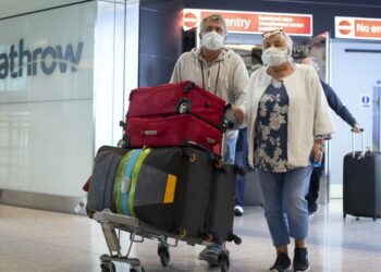 Pasaportes de vacunas son 'esenciales' para reanudar los viajes internacionales